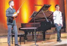  ?? FOTO: DOROTHEE L. SCHAEFER ?? Zwei leuchtende Sterne am Musikhimme­l: Der holländisc­he Violinist Niek Baar und der amerikanis­che Pianist Ben Kim musizierte­n beim Einweihung­skonzert für den neuen Steinway im Konzerthau­s.