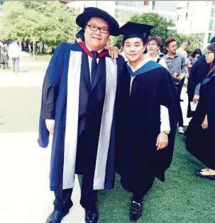  ??  ?? Ngo (right) with his lecturer, Dr Goh See Kwong.