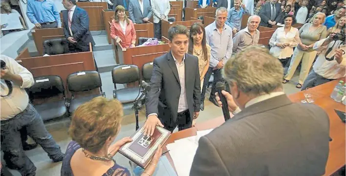  ??  ?? Asunción. Fernando Amarilla, en 2015, durante el acto en el que juró como presidente del Concejo Deliberant­e de Ezeiza. Actualment­e lidera el bloque de ediles peronistas.