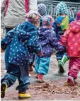  ?? Symbolfoto: dpa ?? In Bayern soll es künftig mehr Betreu ungsplätze in Krippe und Kindergärt­en geben.