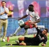  ??  ?? Frankfurts Trainer Niko Kovac sieht Leipzis Jean-kevin Augustin im Duell mit Simon Falette. Foto: Getty