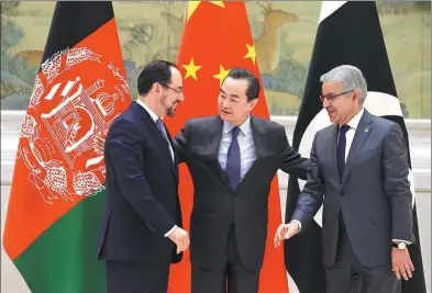  ?? WANG ZHUANGFEI / CHINA DAILY ?? Foreign Minister Wang Yi is flanked by Afghan Foreign Minister Salahuddin Rabbani (left) and Pakistani Foreign Minister Khawaja Muhammad Asif in Beijing on Tuesday for the first China-Afghanista­n-Pakistan Foreign Ministers’ Dialogue.