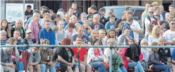  ?? FOTO: HKB ?? Am Pfingstmon­tag säumten bei den Spielen des Heuberg- Wanderpoka­lturniers rund 1300 Zuschauer in mehreren Reihen den Egesheimer Sportplatz.