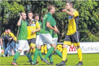  ?? FOTO: PETER SCHLIPF ?? Waldhausen (gelbes Trikot) möchte nach der Derbyniede­rlage wieder punkten.