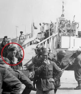  ??  ?? In Grecia Bruno Bertoldi (nel tondo) a Cefalonia nel 1943. Fu risparmiat­o da un militare altoatesin­o che conosceva, il quale si era arruolato con la Wehrmacht