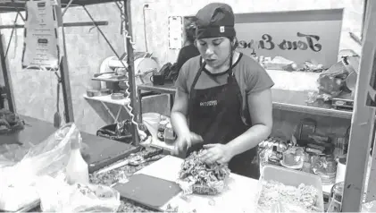  ?? FOTOS: AGENCIA MONTE HERMOSO ?? Yohana se encarga, entre otras tareas, de la producción de verduras y ensaladas y colabora en la preparació­n de woks.