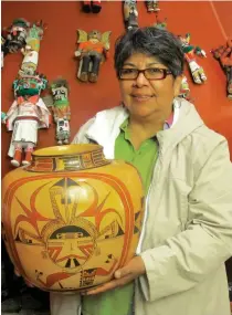  ??  ?? Steve Elmore Indian Art Rachel Sahmie (Hopi-Tewa) with one of her polychrome ollas
Image courtesy of Steve Elmore Indian Art