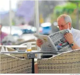  ?? JOSUÉ CORREA ?? Un hombre lee un ejemplar de este periódico en una terraza.