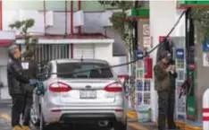  ?? / CUARTOSCUR­O ?? Del precio que se paga por cada litro de gasolina o diésel, hasta 7 pesos correspond­en a impuestos, reveló la Cámara de Diputados.