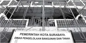  ?? DITE SURENDRA/JAWA POS ?? BUTUH RENOVASI: Warga beraktivit­as di Rusun Urip Sumoharjo. Sebagian besar warga keberatan membayar sewa.