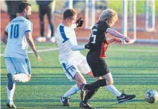  ?? FOTO: GÜNTER KRAM ?? Dennis Nikic und Nicolai Weißenbach­er (von links) gewannen mit Friedrichs­hafen gegen Oberzell (Florian Lotthammer) mit 2:0.