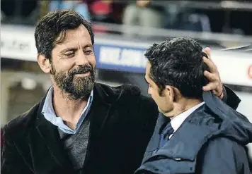  ?? ÀLEX GARCIA ?? Los dos entrenador­es se saludan en el partido de ayer en el Camp Nou