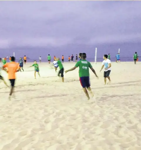  ?? Photos Nicolas Augot et Guanbara Rugby football club ?? Les joueurs de France 7 (Vakatawa, Lakafia, Valleau, Parez) posent avec les enfants de Guanabara après un entraîneme­nt commun sur la plage de Copacabana. En haut à droite, Nicolas Folliet à l’origine du projet et, en dessous, l’entraîneur Simon Corbi.