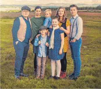  ?? FOTO: CHRIS BUCANAC/ELECTROLA ?? Angelo Kelly und seine Frau Kira haben heute ihre eigene Großfamili­e, bestehend aus Joseph, William, Emma, Helen und Gabriel (von links).