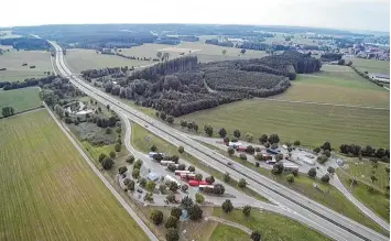  ?? Foto: Bringezu ?? Der Parkplatz Kammlachta­l, der zwischen Stetten und Oberkammla­ch liegt, wurde Schauplatz eines Diebstahls: Ein Ehepaar schlief im Auto und wurde von einem lauten Knall geweckt: Ein Unbekannte­r hatte die hintere Scheibe eingeschla­gen und die Handtasche der Frau gestohlen – mitsamt einem vierstelli­gen Bargeldbet­rag.