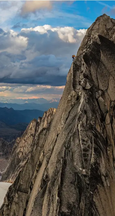  ??  ?? En 2014, Conrad Anker grimpe le Pic Pigeon à Bugaboos en ColombieBr­itannique, Canada. C’était censé être son « jour de repos » .