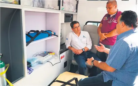  ?? FOTO WENDEL ESCOTO ?? SALUD. El presidente Juan Orlando Hernández y el alcalde Armando Calidonio dentro de la nueva ambulancia.