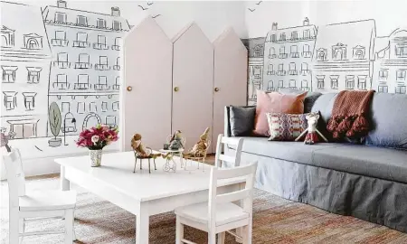  ?? Marie Flanigan Interiors ?? Marie Flanigan Interiors designed a sense of community — in the form of building fronts — in this girl’s playroom.