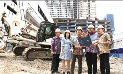  ?? FRIZAL/JAWA POS ?? PRESTISIUS: Dari kiri, Project Director Pakuwon Mall Mansion Roger Lim, Finance General Manager Pakuwon Group Fenny, Finance Director Pakuwon Group Minarto Basuki, Agung Nugroho, dan Project Manager Pakuwon Mall Mansion Paulus Lauw saat groundbrea­king...