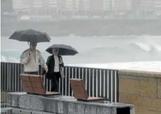  ?? EP ?? Dos personas bajo la lluvia en La Coruña, en una imagen de archivo//