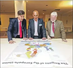  ?? Photo © European Union 2015 ?? MEP Ian Duncan, left, studies a map of Europe with Gerald Michaluk (right) and Donald McInnes