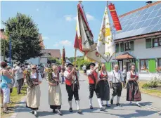  ?? FOTO: MUSIKKAPEL­LE ?? Die Fahnenabor­dnung der Jubelkapel­le Reichenhof­en mit ihrer Patenkapel­le Diepoldsho­fen beim Festumzug 2013.