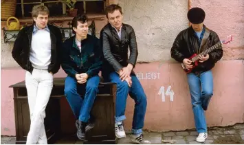  ?? Archivfoto: Istvan Bajzat, dpa ?? Die Originalbe­setzung der Spider Murphy Gang in München im November 1984 (von links): Michael Busse, Günther Sigl, Franz Trojan und Barny Murphy.