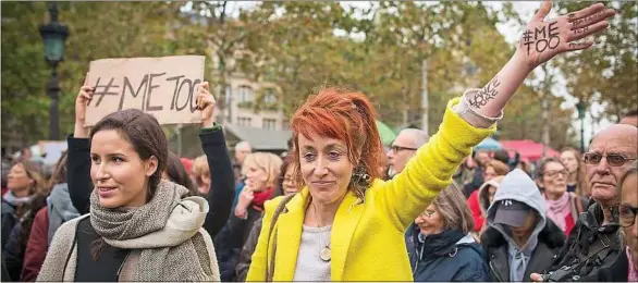  ??  ?? des manifestan­tes solidaires de #MeToo à Paris, le 27 octobre 2017. «Le féminisme de hashtag donne la parole à des femmes ordinaires», explique Bibia Pavard.