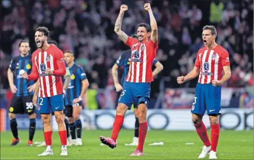  ?? ?? Mario Hermoso, Stefan Savic y César Azpilicuet­a celebran la clasificac­ión del Atlético para los cuartos de final de la Champions.