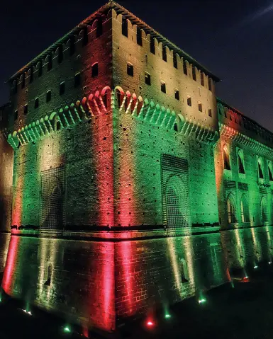  ?? (foto Corner) ?? Il torrione Il Castello Sforzesco illuminato di viola e verde: allestimen­to scenografi­co del periodo natalizio