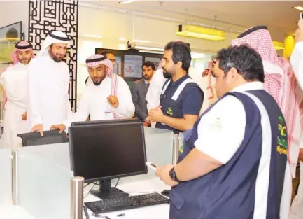  ??  ?? Health Minister Dr. Tawfiq Al-Rabiah, at the inaugurati­on of a new 937 Service Center in Riyadh. (AN photo)