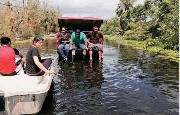  ?? IMAGES
GETTY ?? Una familia trata de llegar al sitio donde quedaba su casa en los Cayos de la Florida.