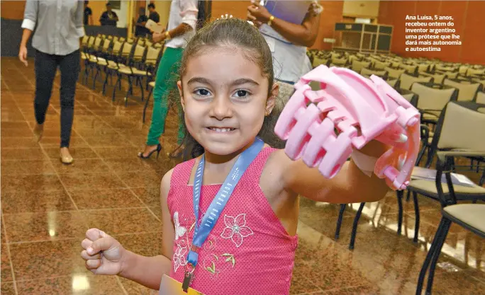  ??  ?? Ana Luísa, 5 anos, recebeu ontem do inventor argentino uma prótese que lhe dará mais autonomia e autoestima