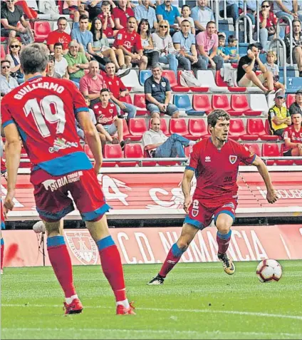  ?? FOTO: HERALDO DE SORIA ?? Instalado Kako Sanz conduce el balón durante uno de los partidos del Numancia de esta temporada