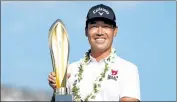  ?? CLIFF HAWKINS / GETTY IMAGES ?? Kevin Na smiles with the championsh­ip trophy after winning the Sony Open on Sunday in Honolulu, Hawaii.