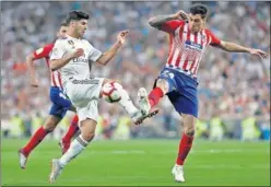  ??  ?? DUELO. Giménez se cruza en la carrera con Asensio.