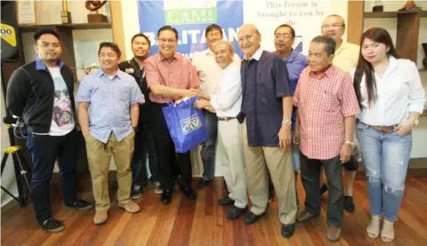  ?? Chris Navarro ?? WMRI @CAMI. Dr. George V. Samson, President and CEO of World Medical Relief Inc. receives a token of appreciati­on from officers and members of the Capampanga­n in Media Inc. during Friday’s Balitaan king Bele Balita at Clark Freeport.—