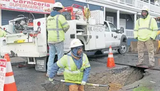  ?? ANGELA ROWLINGS / BOSTON HERALD ?? BEHIND SCHEDULE: A crew works on gas lines yesterday in Lawrence.
