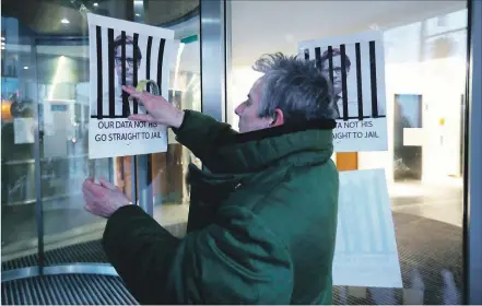  ?? [ AFP ] ?? Am Firmensitz des Unternehme­ns Cambridge Analytica in London werden Protestpla­kate aufgehängt.