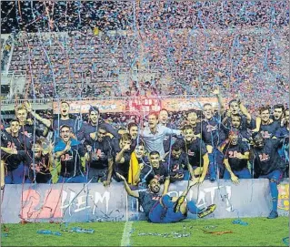  ?? CÉSAR RANGEL ?? La plantilla del Barça B celebrant el seu ascens a Segona A diumenge passat