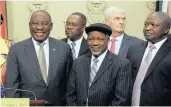  ?? | ARMAND HOUGH
African News Agency (ANA) ?? ACDP leader, the Reverend Kenneth Meshoe, stands between President Cyril Ramaphosa and Deputy President David Mabuza at Parliament in Cape Town last week.