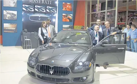  ?? Cortesía ?? Foto de la llegada de la marca en el 2009, Frank Kanayet (toca el timón) inauguró la primera tienda oficial de Maserati.