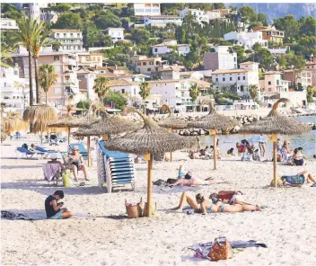  ?? FOTO: DPA ?? An den Stränden von Mallorca wie hier in Port de Soller ist bislang nicht viel los. Normalerwe­ise tummeln sich hier Hunderte Badegäste.