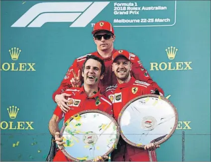  ?? FOTO: EFE ?? Iñaki Rueda, jefe de estrategia de Ferrari, compartien­do honores en el podio de Melbourne junto a Sebastian Vettel y Kimi Raikkonen