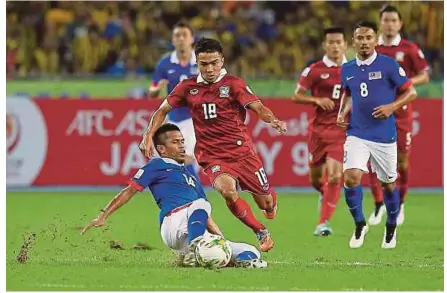  ??  ?? Aksi Malaysia menentang Thailand pada Nasional Bukit Jalil. perlawanan akhir kedua Piala Suzuki AFF 2014 di Stadium