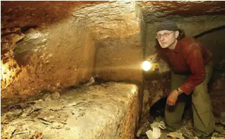  ??  ?? LA TUMBA DE TALPIOT. Este modesto osario hallado en Jerusalén, con diez cajas de huesos de una familia del siglo I, podría ser según algunos la última morada de Jesucristo.