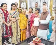  ?? DEEPAK GUPTA/ HT PHOTO ?? Dayashanka­r’s family meeting governor Ram Naik in the state capital on Sunday.