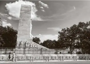  ?? Billy Calzada / Staff photograph­er ?? The Cenotaph, a memorial to the defenders of the 1836 Battle of the Alamo, will stay on the north end of Alamo Plaza, in the spot where it was dedicated in 1940, after the Texas Historical Commission denied a permit request filed by the city of San Antonio to move it.