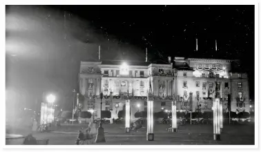  ??  ?? KING & COUNTRY. The thenReserv­e Bank (left) and Old Mutual building stand side by side on Church Square in Pretoria. They’re both decorated with flags and banners bearing the letters GR, for George Rex.