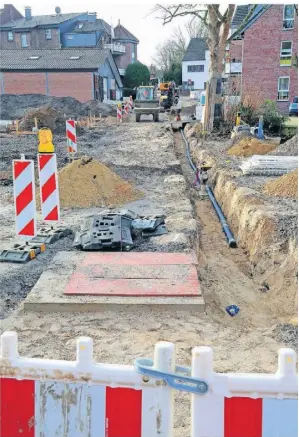  ?? RP-FOTO: ARMIN FISCHER ?? Ende vergangene­n Jahres wurde der Kanal verlegt, anschließe­nd die Straße ausgebaut. Sie ist jetzt asphaltier­t.